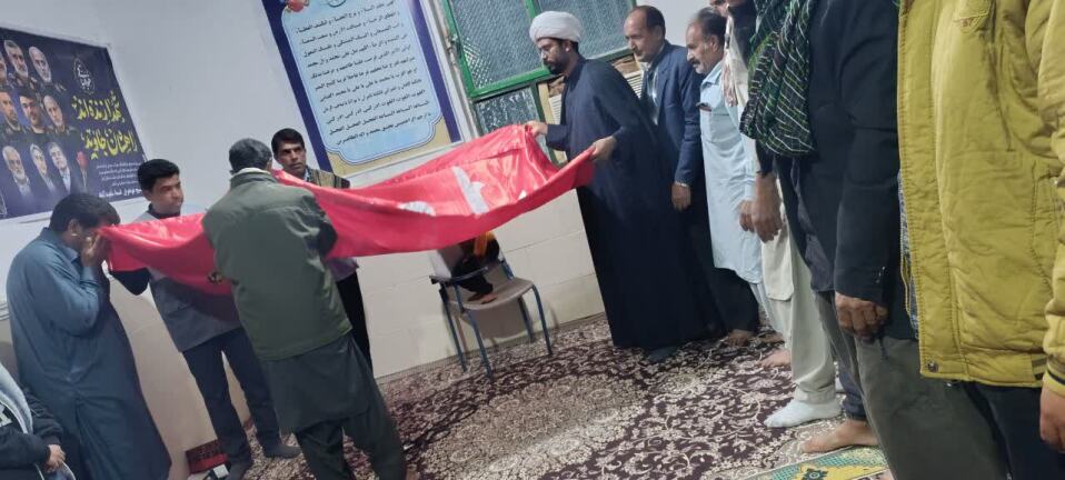بوسه بر پرچم امام حسین (ع)